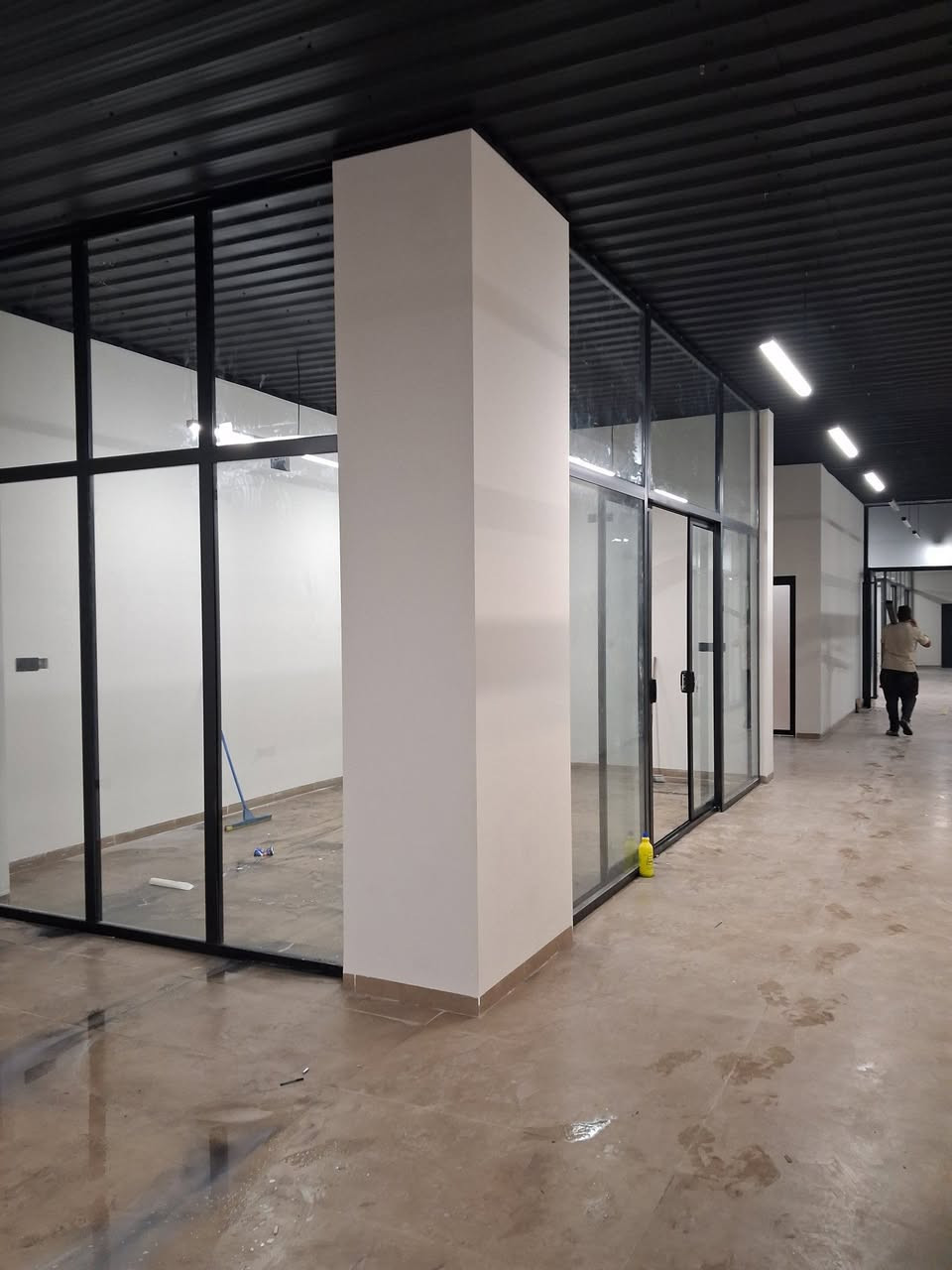 السلام عليكم العمل كافة انواع اللامنيوم شبابك سلايت وابواب واجهات قواطع ومحجرات ***********
