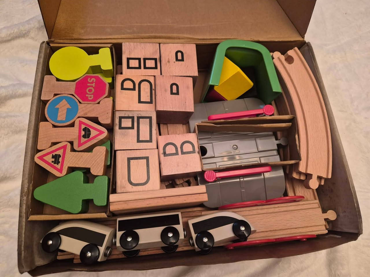 مجموعة قطارات خشبيه مع سكتها مدينه كامله مثل الصورة


**إذا كنت صاحب هذا الإعلان وتريد حذفه لأي سبب، رجاءا أرسل رسالة إلى الدعم الفني**