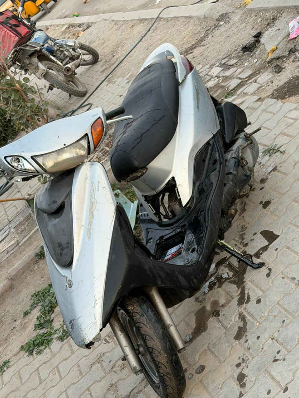 بريز لايت عالي سلف هندر شغالة يراد لهة شوي ترتيب ب٣٥٠ بيها مجال مكاني مدينة الصدر 
*********** بغداد, العراق
