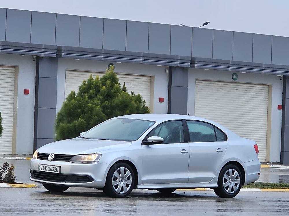 ***********

ڤۆلگس واگن جیتا
٢٠١٤

مواسەفات  خەلیجی 

مەکینەی   ٢٠   بێ تۆڕبۆ 

گێڕ ی ئۆتۆماتیك  و  عادی

حاسە جام کارەبا  کوشن جەگ 

فڵچە ئۆتۆ  گێڕو مەکینە و تەبرید  بەشەرت

سەیارەکە یەک دەستە 

سەنەوی رەقەم و هەزەی  تازەیە

سێپارچە  بۆیاخی  هەیە  بێ ناوگرتن 

بێ ئێرباگ   تەنها پەمپە

سعری   ١٠٦ گەڵاو  معامەلەیەکی  کەم

*********** السليمانية, العراق
