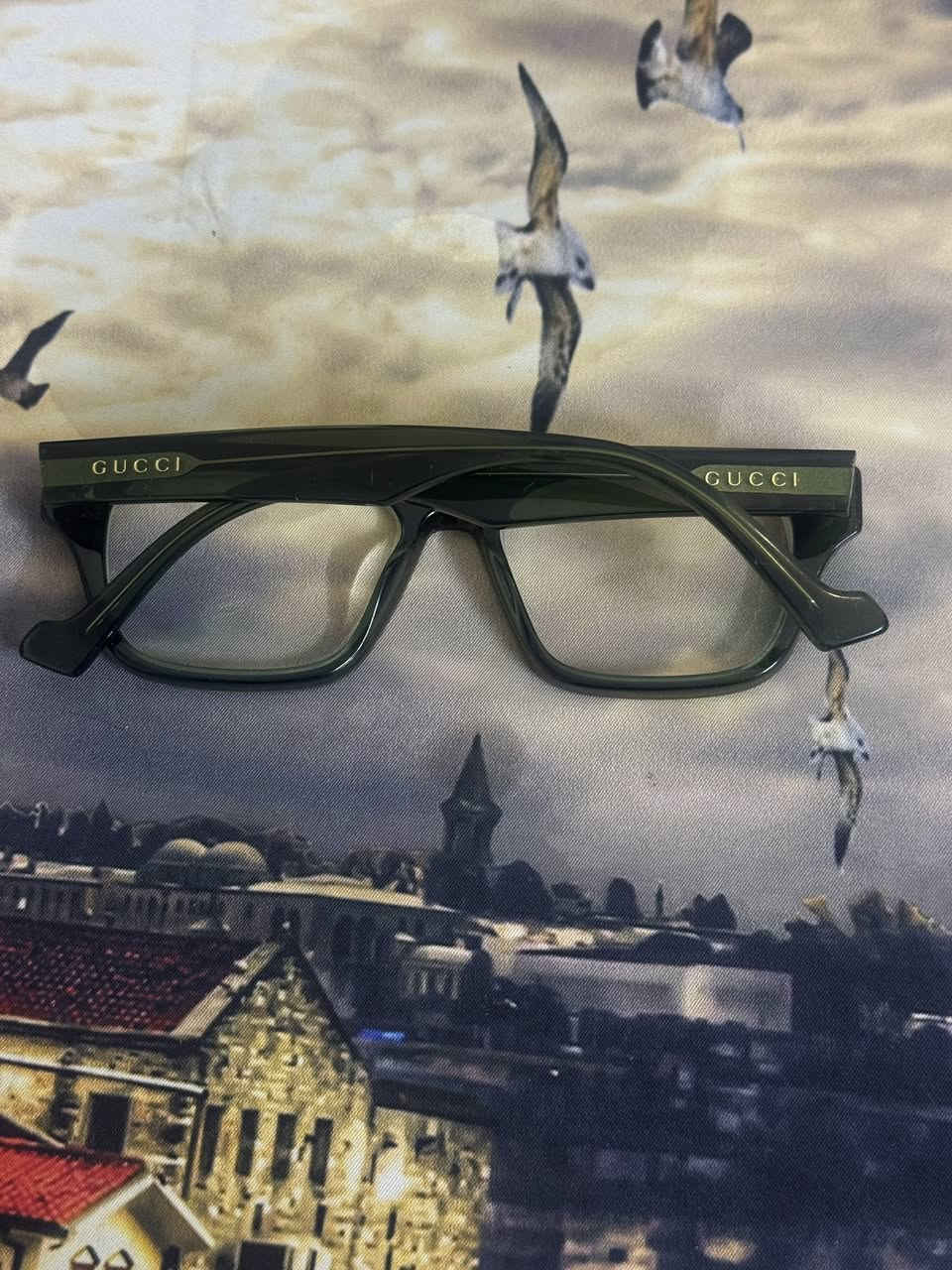 قطعه من gucci
القطع تفاصيل وجمال بشكل هادئ

اورجنال

زيرو 

لون فريم اخضر 

شعار gucci اطراف الذراع بلون كولد

 الحجم 53/16

يلبس وسط و فوق وسط 

العدسات فوتو بشمس رضاصي 

بدون شمس شفاف بدون درجه 

للحجز والاستفسار خاص


**إذا كنت صاحب هذا الإعلان وتريد حذفه لأي سبب، رجاءا أرسل رسالة إلى الدعم الفني**