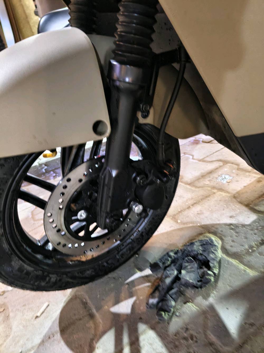 دراجة شحن  (ريان بوليسي )

يتحمل الاوزان الثقيلة 

 1200W
Disk brake 
48V-28A 
4 سرعات امامية 
1 سرعة خلفية 
متوسط المسافة 50km 
السرعة 50km
تاير 10/90/80 
لايت زنون 
صندوق خلفي لحمل الاغراض 
باتري اصلي شركة الريان TAILG بشرط

السعر: 550 الف
المكان بغداد: باب المعظم
ما هو موديل الدراجة بالضبط؟: 
دراجة شحن
كم هو عمر الدراجة أو عدد الكيلومترات المستخدمة؟: 
اقل 3 شهر
هل البطارية قابلة للإزالة أو الشحن؟: 
اي
ما هو موقعك الحالي لتحديد مكان الفحص؟: 
باب المعظم 
هل السعر قابل للتفاوض؟: 
نعم