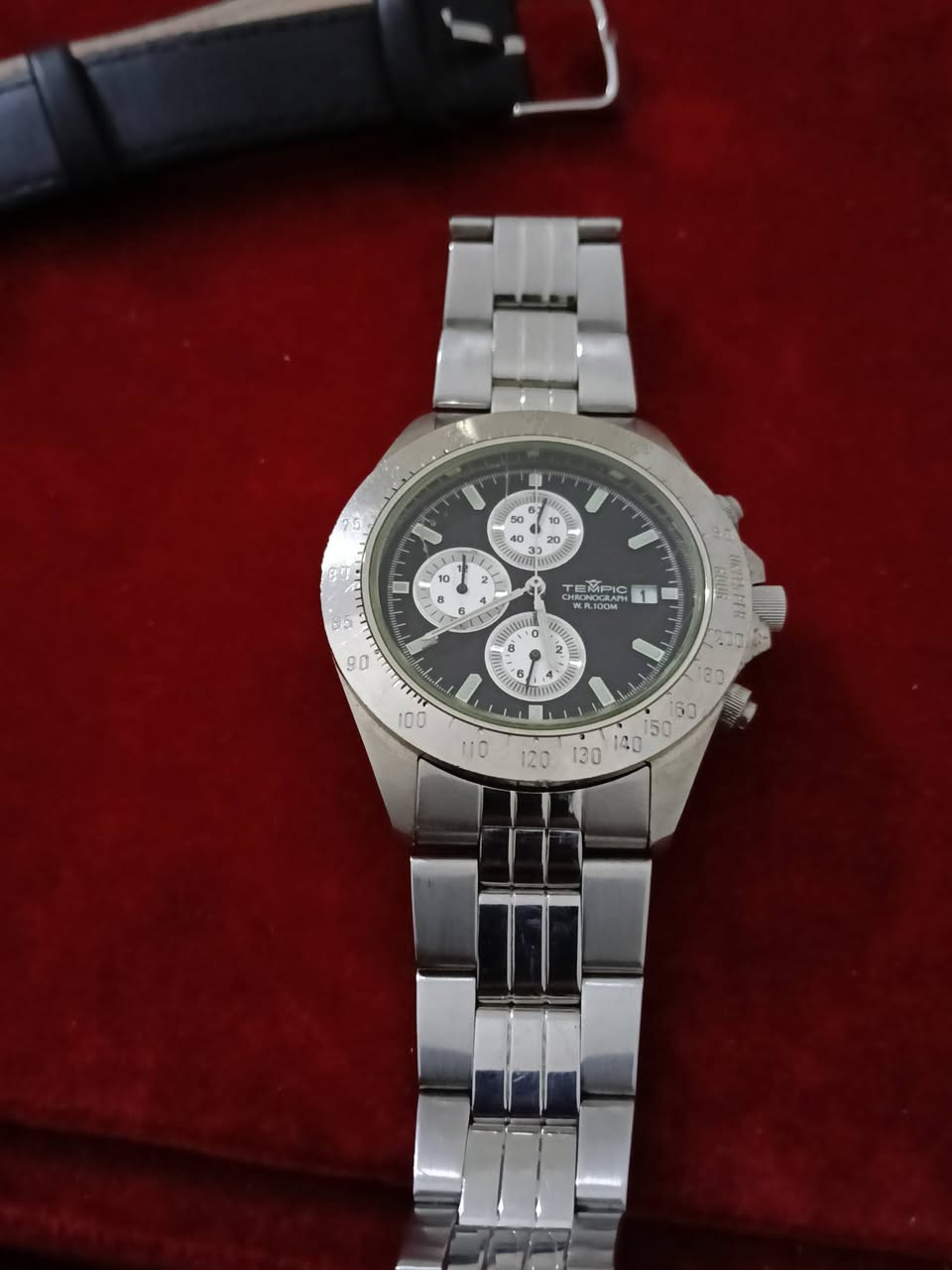 ساعة رجالية Tempic أصلية – تصميم رياضي أنيق ⌚🔥
ساعة Tempic كرونوغراف بحالة ممتازة، تصميم جذاب مناسب للاستخدام اليومي والرسمي.
ماركة: Tempic
النوع: كرونوغراف (Chronograph)
الخامة: ستانلس ستيل (Stainless Steel)
الحركة: كوارتز (بطارية)
مقاومة الماء: 100 متر (مكتوب على القرص)
الوظائف:
ساعة + دقائق + ثواني
كرونوغراف (عداد توقيت)
3 عدادات داخلية
تاريخ (عند جهة الساعة 3)
مقياس سرعة (Tachymeter) على الإطار 
السعر خاص


**إذا كنت صاحب هذا الإعلان وتريد حذفه لأي سبب، رجاءا أرسل رسالة إلى الدعم الفني**