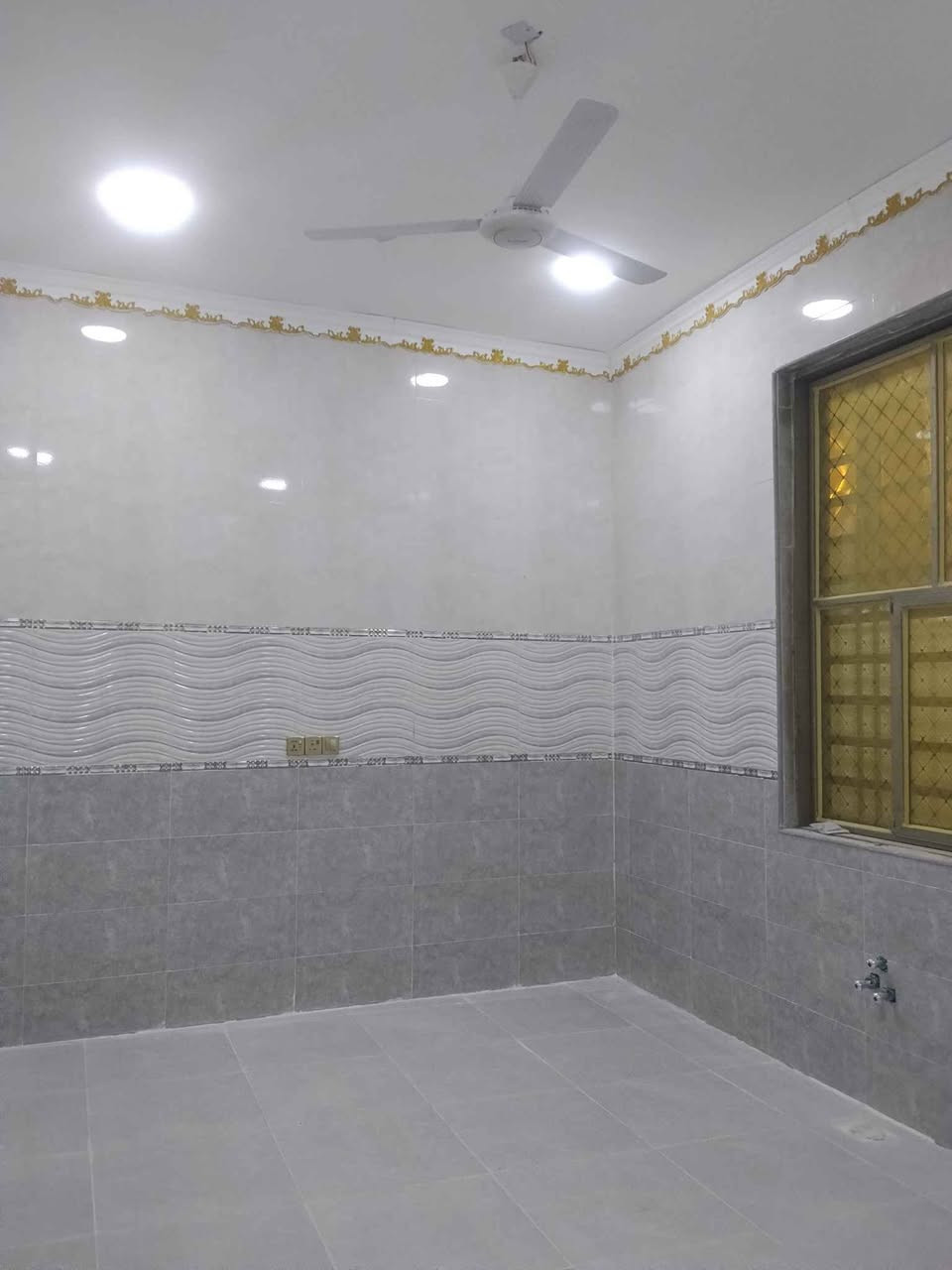 السلام عليكم مجمع سكني للبيع 6بيوت للبيع المساحه كل بيت 150م طابو زراعي عراقي العنوان بصره ابي الخصيب كوت ثويني الاتصال على الرقم التالي *********** البصرة, العراق
