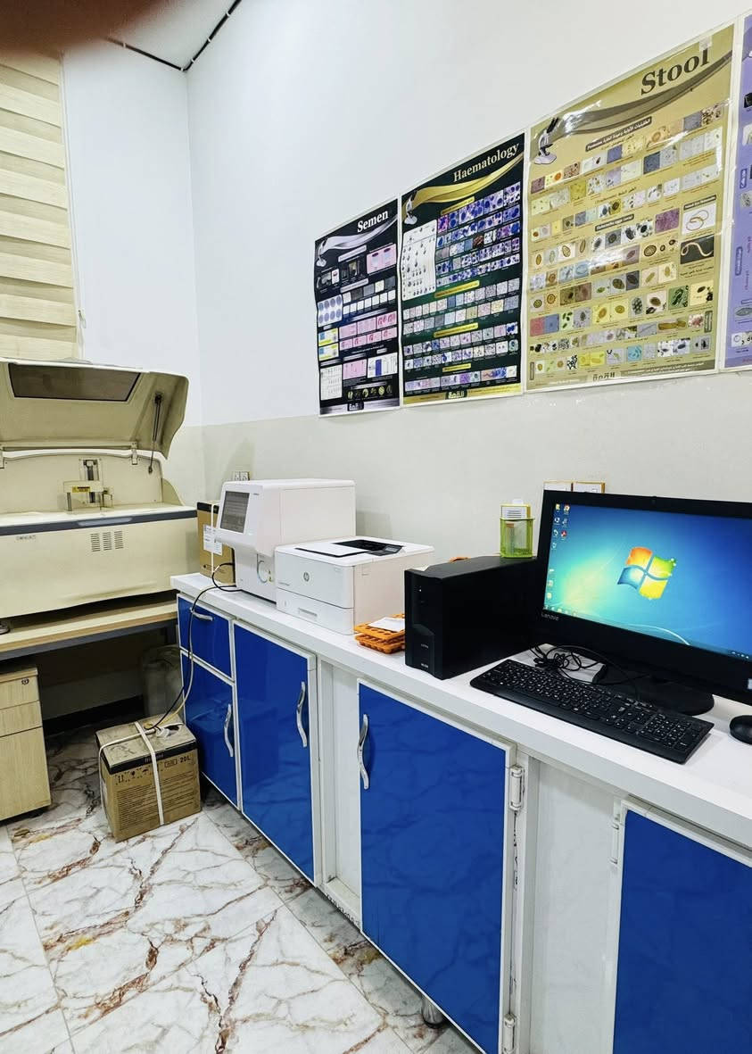 السلام عليكم أحبّتنا…
مختبر آلبدير الرئيسي 
ويا قرب شهر رمضان، هواي ناس تسأل:
هل جسمي مهيأ للصيام لو لا؟

الصيام عبادة عظيمة، بس قبل لا نبلش بيه لازم نطمن على صحتنا، لأن مو كل جسم يتحمل الصيام بنفس الطريقة.

لهذا السبب، أكو مجموعة تحاليل أساسية ننصح بيها كل شخص قبل رمضان، حتى نعرف شنو وضع الجسم ونتجنب التعب أو المشاكل أثناء الصيام.

1- تحليل الدم الكامل CBC اللي يضم 20 تحليل ، هذا يكشف فقر الدم والالتهابات، لأن فقر الدم ممكن يسبب دوخة وتعب بالصيام.

2- تحليل السكر التراكمي، حتى نعرف هل السكر طبيعي أو يحتاج تنظيم قبل الصيام.

3- تحاليل وظائف الكلى، مثل اليوريا والكرياتينين والادرار و الاملاح وهاي مهمة جداً، خصوصاً للناس اللي يعانون من مشاكل بالكلى، لأن الجفاف بالصيام ممكن يأثر عليهم.

4- تحليل الدهون الشامل خمسة انواع  (Tg, Chol,Hdl,Ldl,vldl )
سوينه تخفيض بمناسبة شهر رمضان
سعر هذه التحاليل فقط 27 الف فقط 
علماً ان السعر السابق 50

تذكروا…
الصيام صحة، بس الصحة مسؤولية.
وتحليل بسيط اليوم، ممكن يجنّبك تعب ومضاعفات طول شهر رمضان.

إحنا بالمختبر جاهزين نستقبلكم، ونقدملكم الإرشاد الصحيح حتى تصومون وأنتم مطمئنين.

رمضان كريم مقدماً، وصيام مقبول إن شاء الله 🌙

المختبر مجاز ومعتمد من قبل وزارة الصحة 
المختبر مجهز بأحدث الاجهزة المختبرية من شركات عالمية

العنوان / قضاء آل بدير -مجمع أهلنا الطبي - قرب سيد جعفر
للاستفسار اكثر 
هاتف ***********
واتساب ***********
