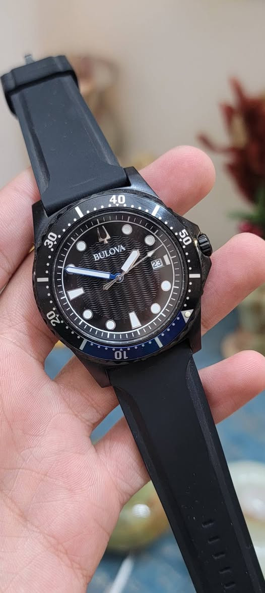 بولوفا كوارتز 
قطر ٤٢ مم 
سير وقفل بلادي 
مكينة ياباني و طوق دوار 
أميال و أرقام لامنوز 

السعر ٦٥ ألف دينار 

*********** 
يوجد توصيل لجميع محافظات العراق الحبيب
