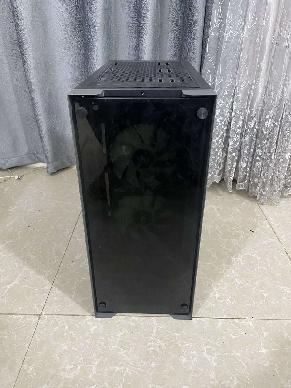 السلام عليكم 
حاسبة pc للبيع 
مواصفاتهاا الصورة السودة 
مع كيبورد ميكانيكي ويدة تحكم احترافية من كيم سير وسبيكر ( دي جي ) واشتراك حساب كيم باس بريميوم صالح لحد يوم 6/29 مع ماوس باد  
ومع هارد hhd 1 تيرا اكو مشكلة صغيرة الحاسبة تشتغل ع رام واحد فقط سعر الرام 80 الف وكلشي يجيك بالكارتونة مالتة 
السعر 600 الف قفل وتجيك الطلبية لحد باب بيتك 
للاتصال ع الرقم التالي / ***********
