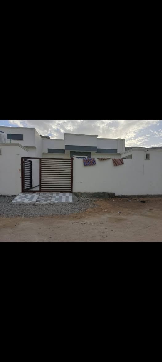 منزل للبيع مساحة 220م 
يحتوي على مطبخ واستقبال وصالة كبيرة 
وغرف نوم عدد2 طارمة كبيرة 
مكان بصرة شط العرب باب الهوى شارع باب الحارة 
الاتصال ***********
