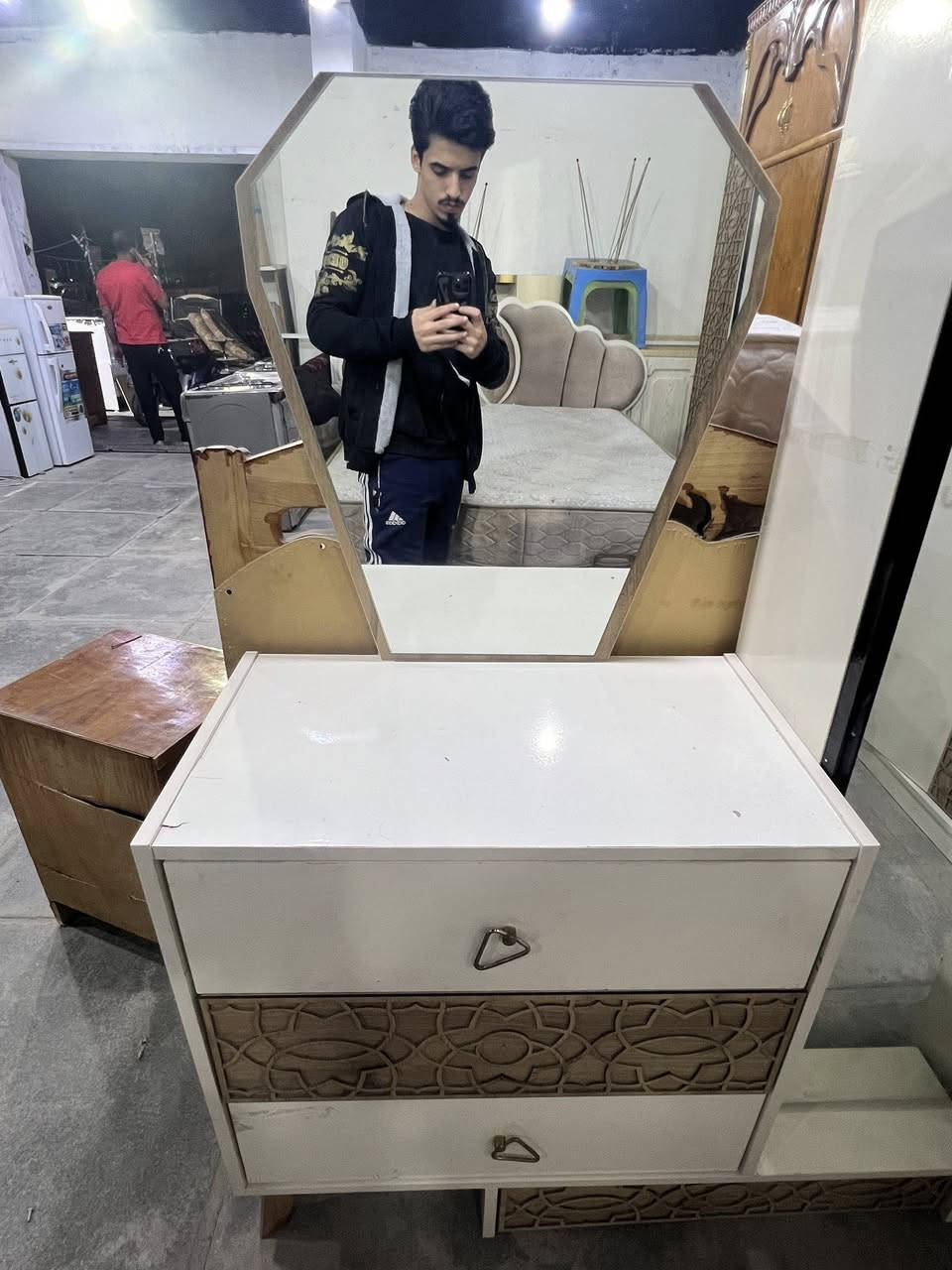 غرفة تركية نضيفه كلش كنتور وجربايه وكومديات وميز تواليت وشازلونه نضاف كلش السعر 450 وبيها مجال العنوان السيدية الهاتف ***********.
