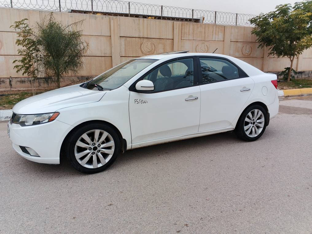 السلام عليكم سياره للبيع نوع سيراتو خليجيه موديل 2013 فول مواصفات واحد عله واحد. بصمه فتحه شاير بلمري مري شفط حساسات خلفيه كير شفتات محرك 1600دوش المرغوب  بصمة ابواب  خمسه ويل كاب تدفئه وتبريد محرك جديد كير جديد حداديه جديده تخم تاير جديد سنويه لل27 بأسم كردي تريد تحويل  تريد وكاله رقم سليمانيه سياره بيها قطعتين صبغ بدون دواخل السياره عله وضع الشركه السعر المطلوب 95 وبيها مجال للطيبين العنوان كربلاء رقم التلفون  ***********
