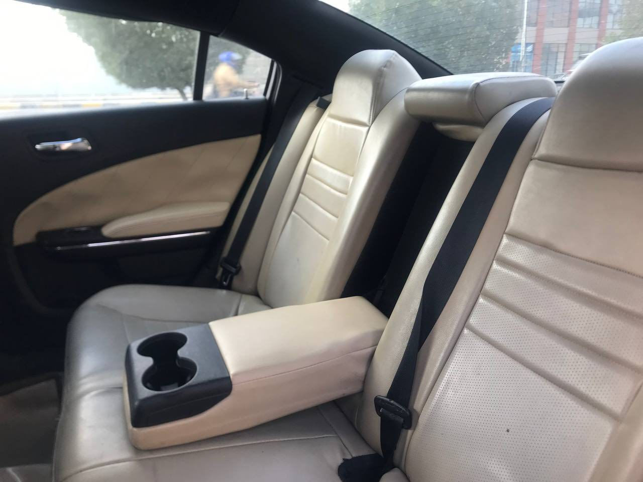 سلام عليكم
جارجر 2012  وارد امريكي
فول عدا الفتحه
مواصفات 
كشنات جلد بيجي
تحكمات ستيرن 
شاشه كبيره
رقم اربيل سنويه جديده 
 بصمه 
كير طياره 
6 سلندر 3.6
حداديه جديده
 
مكاني نجف 
بيها 3 قطع 
للتواصل ***********
السعر : 143   وبي مجال بسيط
