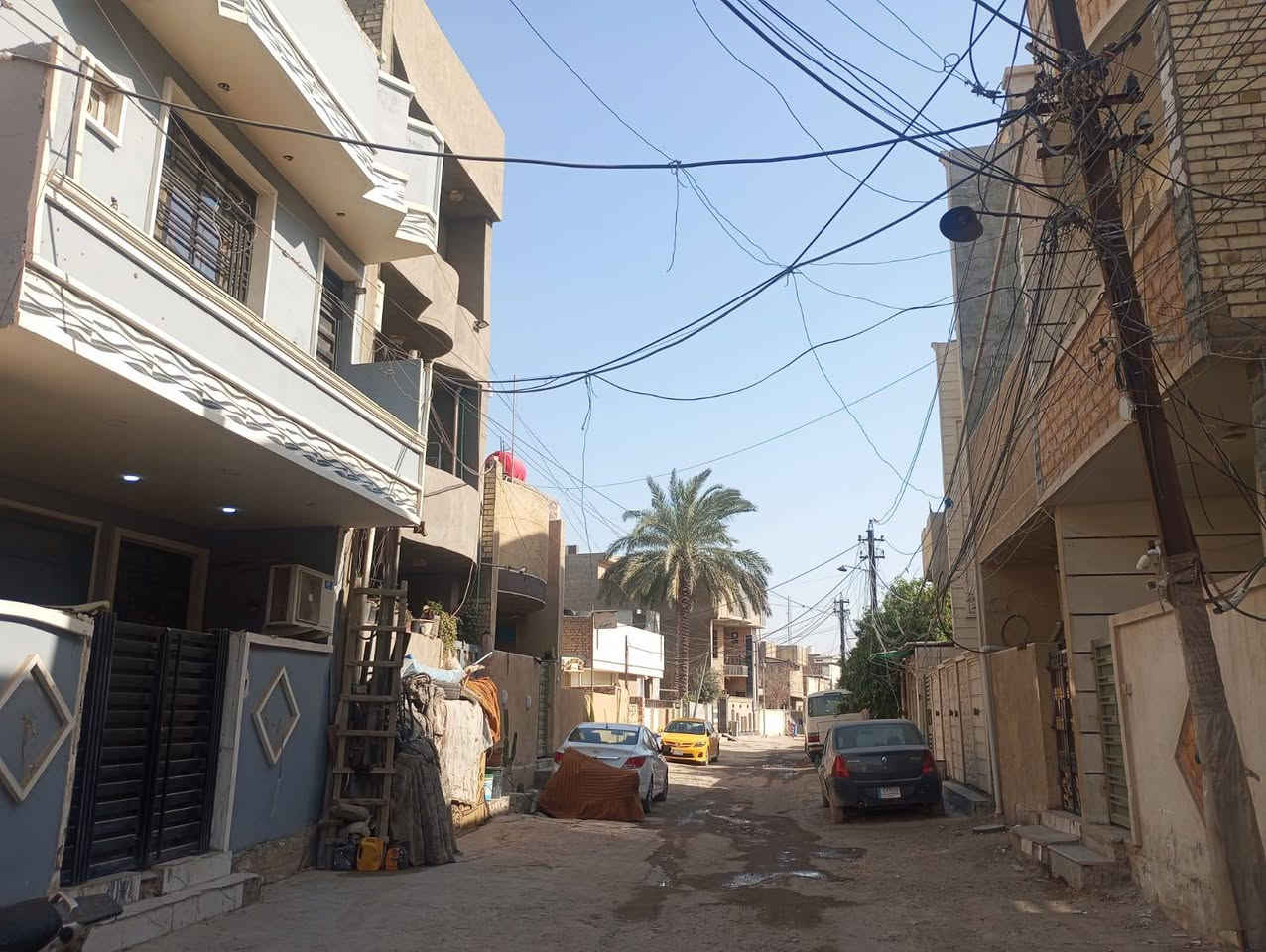 السلام عليكم تعلن شركة الجبوري للعقار والمقاولات العامه عن بيع دار ملك صرف سكني في منطقة الكريعات شاكر الوادي قريب جدأ على فلكة القرغولي بناء حديث
1 المساحة 90 مترررررر 
2 الواجه 6 مترررر و20 سانتيم 
3 النزال 15 مترررر 
4 السعر 3 مليون المتر الواحد وبي مجال
5 عرض الشارع 10 مترررر 
يتكون من طابقين 
الطابق الأول طرمه وصاله وحولي ومطبخ وغرفة نوم وخدمات ومنور 
الطابق الثاني غرفتين نوم وحولي وخدمات وبيتونه وسطح 
عنوان الشركة الكريعات الكويتي شارع حسينية ابي تراب قرب فلكة القرغولي استفسار اتصال على الارقام التاليه 
*********** أبو صكر الجبوري 
***********
