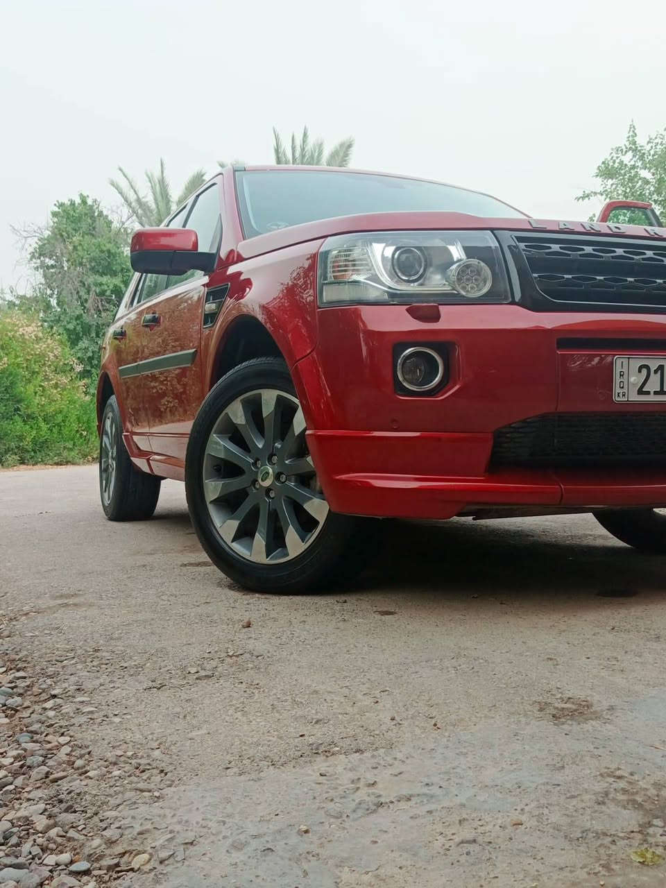 السلام عليكم ورحمة الله..  
سيارةLAND ROVER 2013 FREELANDER LR2
1/1 فول كامل مواصفات .. 
للبيع.. 
سيارة ماشاء الله جديدة بفضل الله ..
السيارة خليجية وكالة سردار مكفوله كفاله عامه
سيارة باسمي .. 
المواصفات ..
١- حساسات امامية وخلفية .
٢- كامرة خلفية .
٣- محرك 2000 تيربو بانزين بحالة جيدة جداً .
٣- كير محرك مكفول 
٤- لايت زنون تحكم عادي و اوتو + زراكات ماء تنظيف .
٥- اشاير بالمري + مري شفط + حساس ضوء مضلل بالمري الجانبية والداخلية .
٦- كراسي جلد شركة وتحكم كهرباء وذاكرة خزن (ميموري) .
٧ - تبريد ثلج 
٨- حساس ماسحات جامة امامية وجامة خلفية .
٩- تحكمات استيرن كاملة + تحكمات وتثبيت سرعة .
١٠- سلايت روف قطعتين .
١١- تخم وسبير تايرات جديد .
١٢ - اربعة انظمة قيادة (غابات + ثلوج + عادي + صحراء ) . 
١٣- حجر بيئة بلادي مامبدل وبحالة جيدة جداً .
١٤ - شاشة دجتال + ديفيدي + بلوتوث + ايواكس . (بلادي)
١٥ - السيارة تشغيل بصمة 
١٦ - الجام فول اوتو .
١٧- السيارة سنوية وهزة جديد . 
18_رقم سليمانيه بسمي
مكان السيارة ديالى 
السعر 165 ورقة وبها مجال جدا بسيط حق الضيافة .. للاسنفسار الاتصال 
***********
