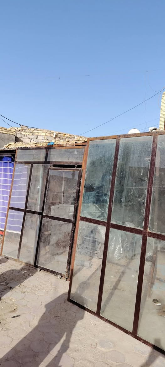 سلام عليكم عارضه جام خانه بابها سلايت حلوه ومرتبه بعدها اخت الجديده  ارتفاعها مترين اونص وعرضها مترين 
قطعتين مثل ماموضح بلصوره شوفت عينك السعر خاص للاتصال ***********
