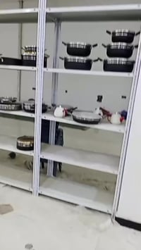 ميز ٢٠ قطعة • الشهداء قرب جامعة العين