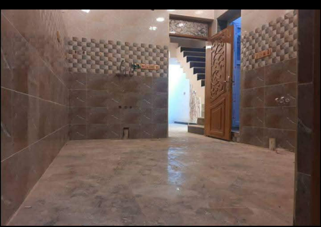 عقار للبيع يحتوي شقه100متر  +محل. الشقه تحتوي على استقبال وصاله ومطبخ وغرفه ومكشوفه والسطح عباره عن غرف اثنين كبار +المحل على طول ال 100متر ويحتوي غرفه وحمام للاستفسار ‏‪***********‬‏
