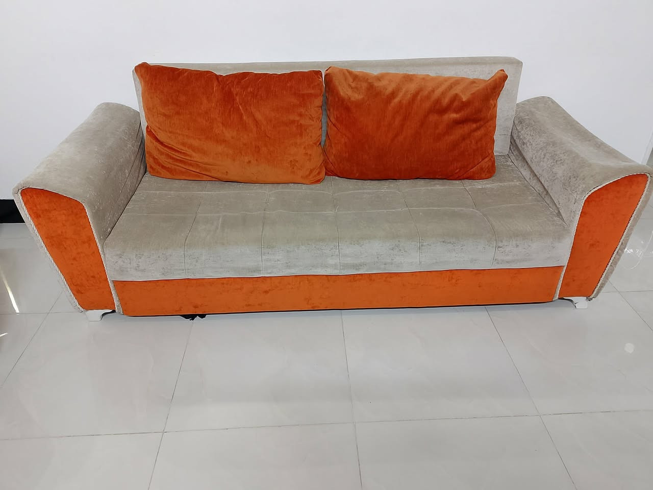 📢 للبيع طخم مستعمل 

🛋️ يتكون الطقم من:
عدد ٢  ثلاثية
عدد ١  ثنائية
 اللون: برتقالي مع بيج
 السعر: ( ٨٥ الف )

📩 للاستفسار أو المعاينة يرجى التواصل على الرقم ***********
