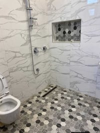 للايجار شقة طابق ارضي امامية معزولة  غرفة وصالة وخدمات   الاعظمية📍  ال...