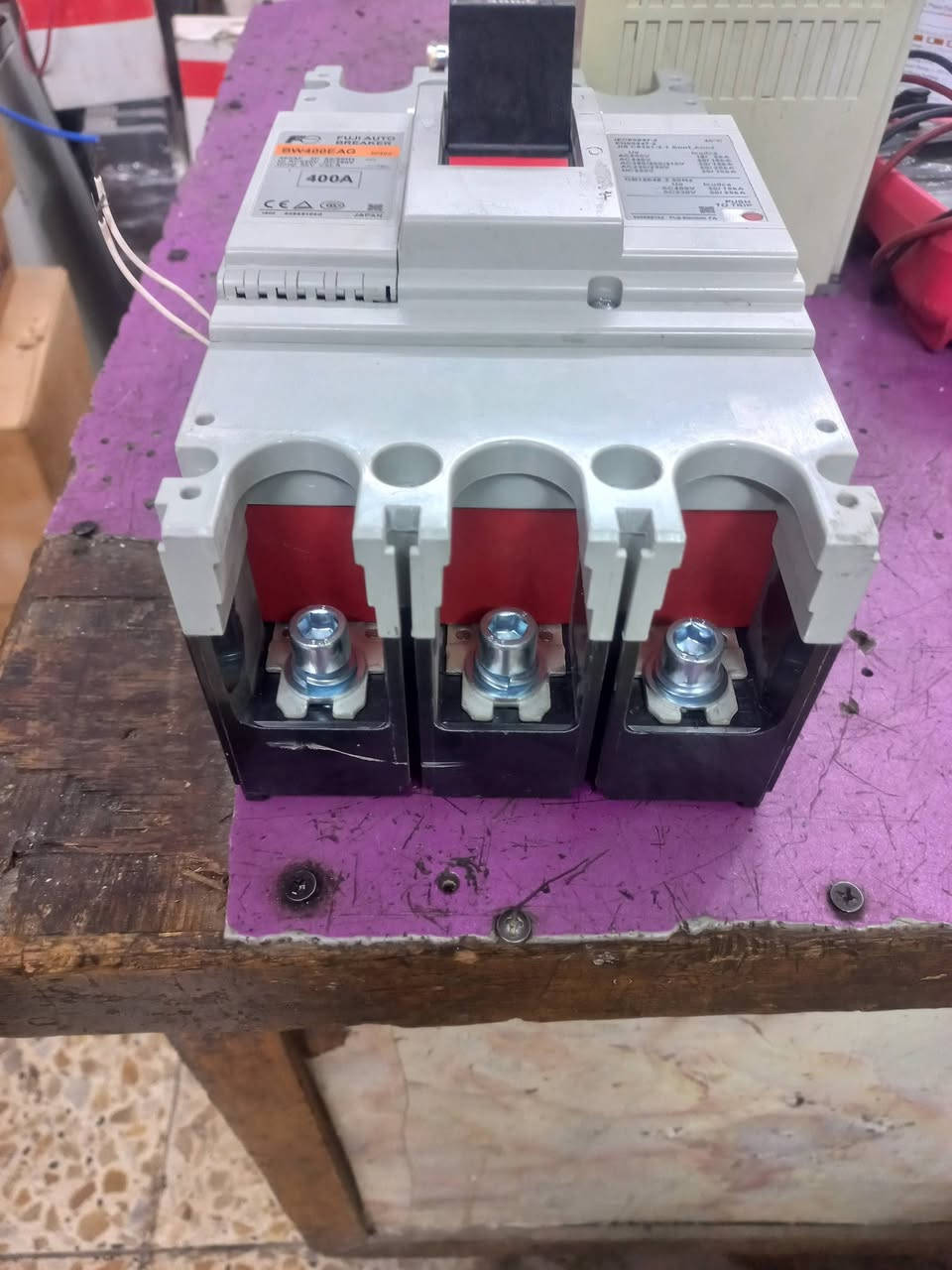 قواطع كهربائيه للبيع اصليه عدد 20 قاطع فوجي ياباني 400 امبير ترب 220 v 
*********** بغداد
