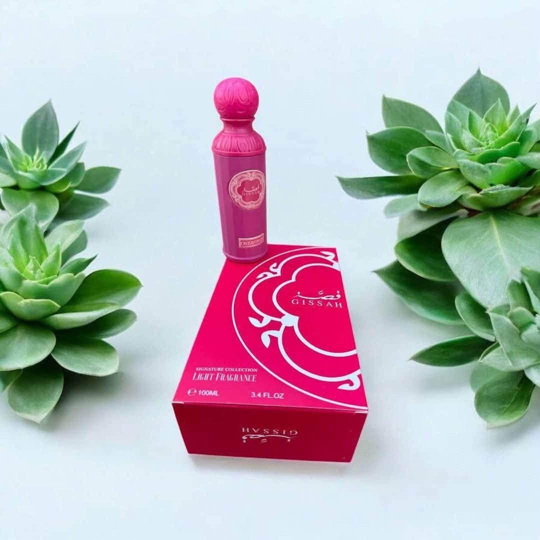 🌸"عطر قصة الوردي الاصلي 🇰🇼💯"
ONE&ONLY مناسب لكلا الجنسين بس اشوي مائلة للأنثوي بزيادة 🫶 

مو عطر وبس... هوا حالة، إحساس وهمسة دافئة تنكتب بريحة ورد ناعم وسحر فانيلا يدوخ من تفتحين العلبة، ينفتح وياها عالم ثاني... عالم كلشي بيه وردي ناعم، أنثوي، ويفوح بالرقي.

🌸أول رشة؟ تجيج ريحة الورد الوردي الطري، مثل لمسة حنية على الخاطر... بعدها، يدخل قلب العطر بلمسة ياسمين ناعمة وفانيلا دافئة تحسسج بيها حضن مو ريحة ويثبت العطر على بشرتج بنفحات مسك أبيض وعنبر ناعم یخلیج تبقين متعطرة ساعات وساعات، وكل من يمر من يمج يسأل: شنو هالعطر ؟

🌸"عطر قصة الوردي الاصلي 💯" مو مجرد اسم... هي قصة تحجي بكل رشة عنج عن جمالچ، عن رهفتج، وعن هدوء عطرج اللي يترك أثر بكل مكان تروحين اله.

⭕إذا تحبين العطور الوردية الناعمة اللي تنكال عنها "فخامة برقة". فهذا العطر إلج وبس. دلعي نفسج، وخلي قصتج تبدأ بـ عطر "قصة الوردي الاصلي 💯"... وصدكيني، ما راح تنتهي.
#الاصلي المنشأ في الكويت 🇰🇼💯
🚘يوجد خدمة توصيل لجميع محافظات العراق


**إذا كنت صاحب هذا الإعلان وتريد حذفه لأي سبب، رجاءا أرسل رسالة إلى الدعم الفني**