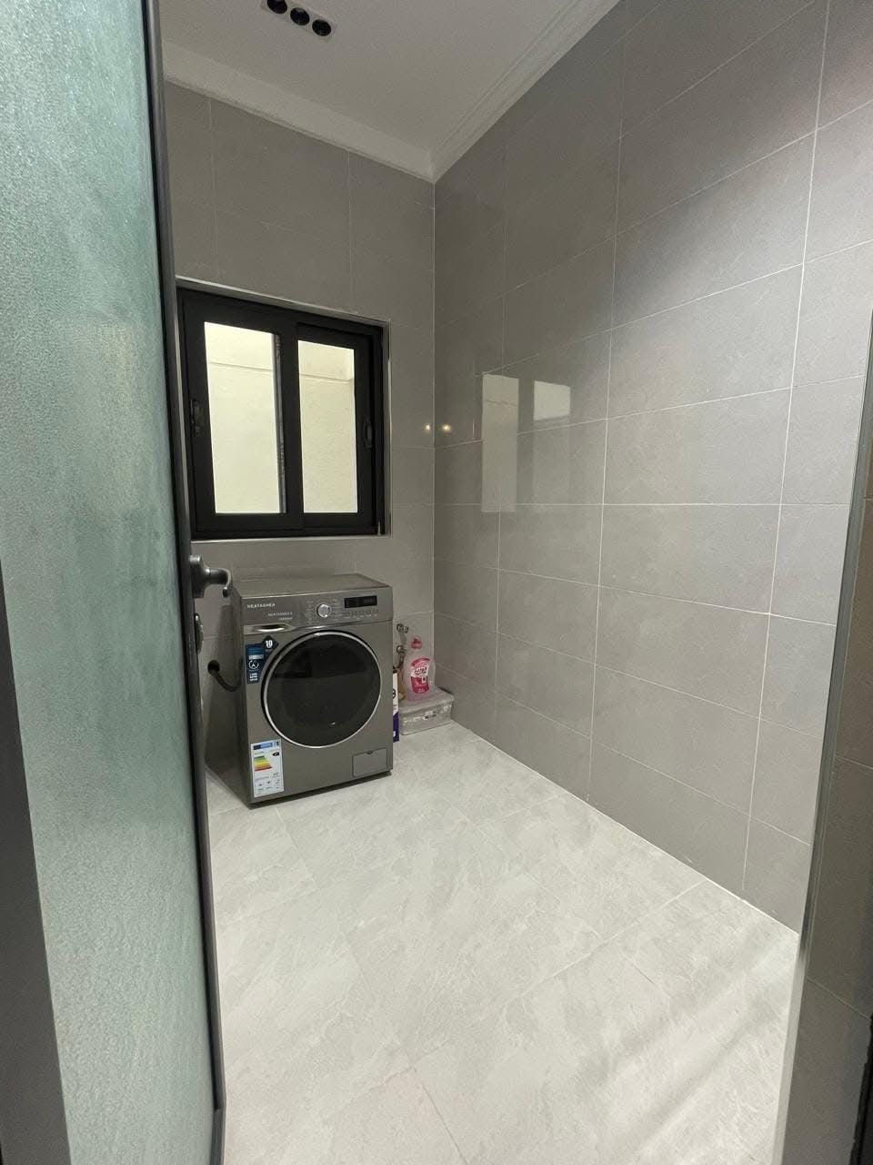 إعلان رقم ( 462 )
￼
( طابو ملك صرف )

#دار للبيع  ثلاث طوابق – بناء حديث  صفر فول مواصفات 

بيت سكني حديث البناء، مشيّد وفق أعلى المواصفات الهندسية وبمواد بناء ممتازة، تشطيب راقٍ وعصري، تصميم عملي يوفّر الراحة والخصوصية

المساحة : 125 واجهة 5  

الموقع:- كركوك _ حي عدن - المربع الذهبي 
المواد المستخدمه في البناء من اجود وافضل الأنواع :-خمسة غرف نوم واسعة ومضيئة
صالة استقبال أنيقة 
مطبخ عصري بتصميم عملي
عدد 2 حمامات بتشطيبات حديثة
بناء حديث زيرو فول 
إضاءة وتهوية ممتازة
موقع هادئ وقريب من الخدمات

 للاستفسار الاتصال *********** رشوان المفرجي 

 يتوفر واتساب - تلكرام  

او مراجعة مكتب [ البيرق للعقار ]حي عدن سايدين مدينة العاب كركوك  قرب جامع تحسين صوراني مقابل ثانوية امداد للبنات
