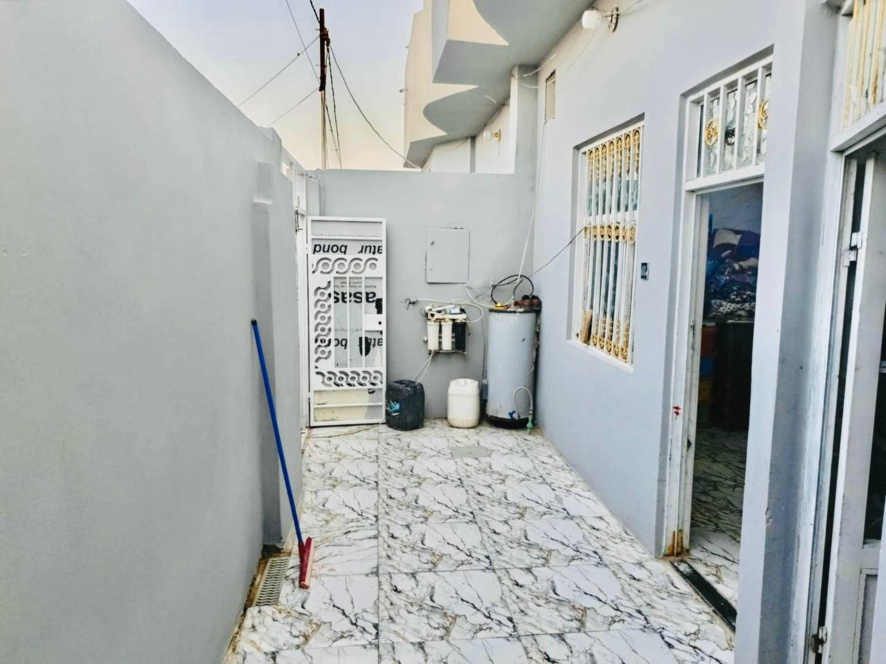 السلام عليكم
بيتين متجاورين للبيع مساحه كل بيت100متر نفس الخريطه
الاساس صب بناء بلوك سقف صب 
يحتوي على غرفه وصاله ومطبخ واستقبال وحمام داخلي وحمام خارجي

العنوان النجف الاشرف -شارع المطار القديم -شارع الامام الحجه 
سعر كل دار(25)مليون وبي مجال بسيط
للاستفسار ***********
***********
