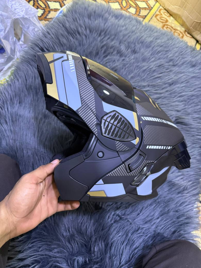 توفرن 3خوذ من ماركه نولان اليطالي فخامه بلشكل وادااء ممتاز داخله عده ختبارات لضامن مالها اصعد عليها اذا صار بيها شي لاتاخذها تحتوي عله 3فتحات تهويه وثنين مانع ضباب وتكون فك قلاب ونضاراتين داخليه وخارجيه الوانها مميزه ومادخل وشوشه من تمشي معدل خوذه بمعنى كلمه وحاصله عله شهادت لدوت مكاني بصره وعندي توصيل محافضات 
*********** ابو الخصيب, البصرة
