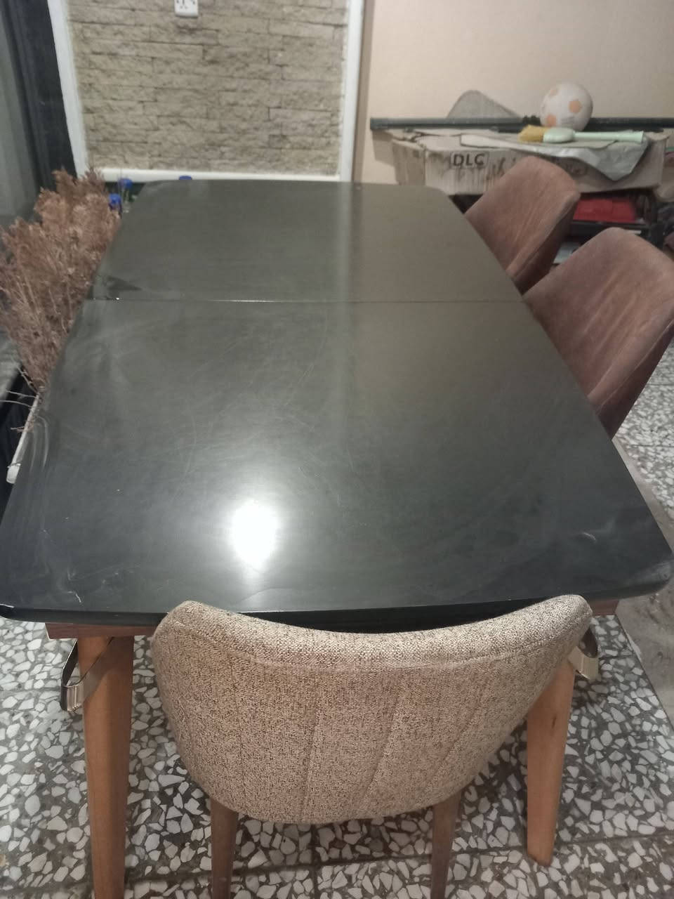 ميز طعام تركي درجه اولى مستعمل نظيف مع ٣ كراسي 
الميز يتكبر ويتصغر 
السعر ٢٢٥ الف
للاستفسار ***********
