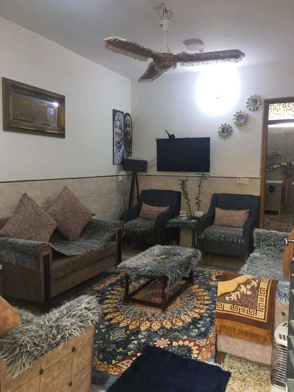 السلام عليكم ....
بيت للبيع مساحه 75 متر بناء جديد ومن الأساس واجه 4 الا ربع  ثلاث طوابق يتكون من 4 غرف نوم وصاله ومطبخ وصحيات موقع البيت الغزالية الهياكل العمداء قرب جامع غازيه السعر المطلوب 195مليون مع المجال  للاستفسار الاتصال ع 

***********
