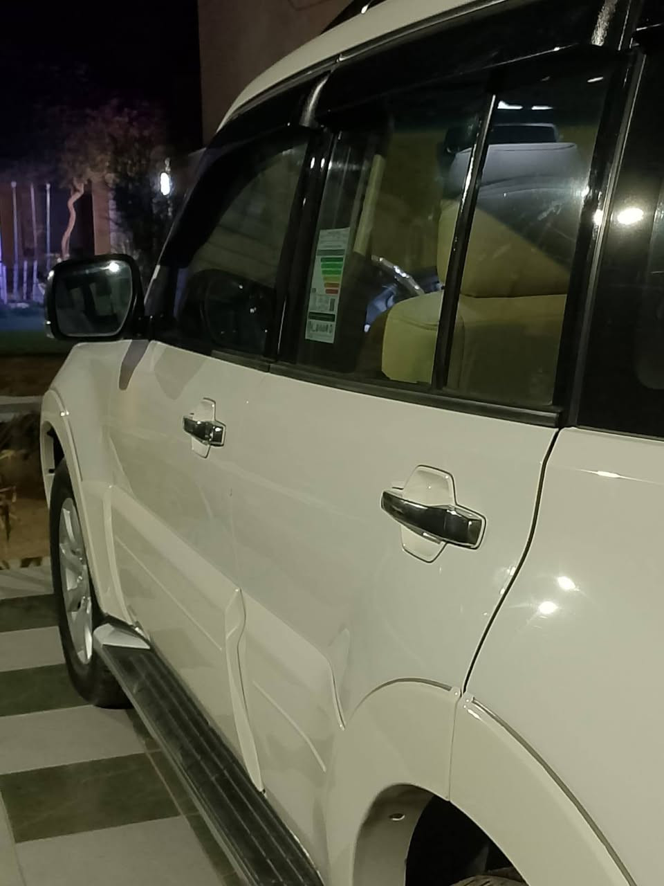 لسلام عليكم
باجيرو حبتور 2010 خليجي مكفوله كفالة عامه 
 صبغ أو ضربة سونار مرفق ويه صور. سعر ١٤٠
 رقم اربيل انكليزي بأسمي 
المواصفات 
فتحة بالسقف
كشنات جلد 
تحكمات بالستيرن 
كامري خلفيه وحساسات
شاشة اندرويد 
تحكم كشنات كهربائي 
مكان السيارة  دجيل 
للاستفسار الاتصال بالارقام التاليه 
***********
