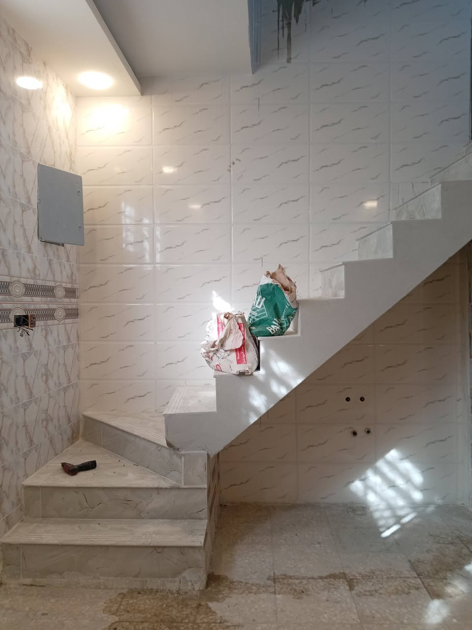 بيت لبيع ٥٠ متر حي النداء طابق واحد بناء جديد مامسكون بناء درجه اولئ شارع 20  كبال مجمع الكرار او قرب شارع. بيتي٨٦٦٩٨ بصف الركن  السعر ٥٣ مع مجاله بسيط اتصال رقم ***********
