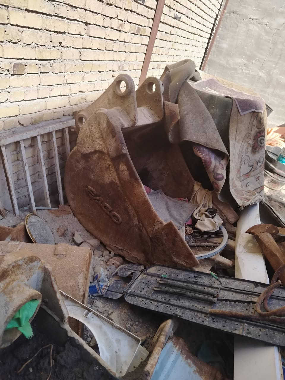 السلام عليكم تايرات اورنقات مال حفاره حجم 160 او كيله بيم اثمانين وعرض ستين او كيله متر او كيله مال جيسي للبيع ***********
