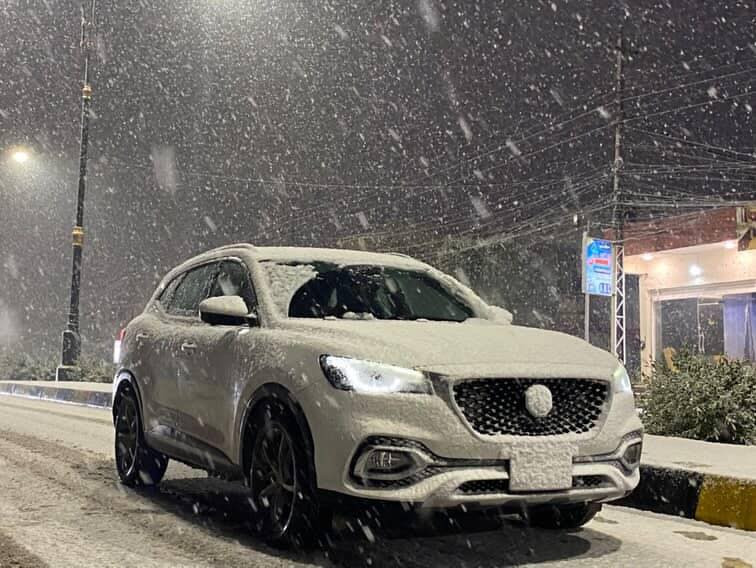 السلام عليكم
mg hs trophy 2021 للبيع 
السياره فول مواصفات للاخير 

1-محرك السياره 20 توربو 230 حصان يعني محرك قوي واقتصادي بنفس الوقت 
2- السياره AWD دفع عباعي تكدر اطفي وتشغله حسب الحاجه 
3- الكشنات ريكارو الرياضيه  جلد وكنتاره 
4- تدفئه وتبريد بل مقاعد 
5- اربع كامرات 350 درجه 
6- السياره بيها ساحبه لتنفيه الهواء داخل المقصوره الداخليه 
7- الكشنات كهربائيه بل كامل للسائق والراكب 
8- اوتو هولد
9- نضام نزول منحدرات
10 -هاندبريك كهربائي
11-اوتو ستارت ستوب ( نظام التشغيل والاطفاء التلفائي ) 
12- صندوق كهربائي 
13-بانوراما كبيره الحجم 
14-انارات السياره بل كامل لددات امامي وخلفي والداخلي وزوده بكشافات ظباب هالوجين 
15- السياره بيها انارات مخفيه عل كامل السياره الدشبول والابواب تكدر تتحكم بالالوان باكثر من 50 لون 
16-شاشه كبيره الحجم تدعم الابل كار بلي والاندرويد اوتو 
17- العدادات بنظام الشاشه وليس التقليدي 
18- خمس انضمه قياده ( الوضع اقتصادي -  الوضع العادي - الوضع الرياضي - والوضع المخصص - والسوبر سبورت ) 
19- نظام تحديد المسار 
20- نظام الكروز تحديد السرعه 
وكثير مواصفات بعد 

  السياره ماشيه 71 الف كيلو متر 

السياره كفاله خليجيه  بيها فقط مكانين بارد كلش خفيفات 
السعر : 145$
السياره عليها غرامات 975 الف تنزل من سعر السياره 

 مكان السياره بل موصل حي الصديق 
التواصل او الاستفسار 
الاتصال ع الارقم : ‭0774 092 7600‬
