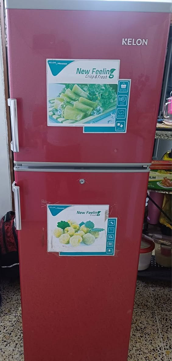 ثلاجه للبيع السعره ١٤٠ الف مالبيت تجميده خير من الله عنواني بغداد حي القاهره هاتف ***********
