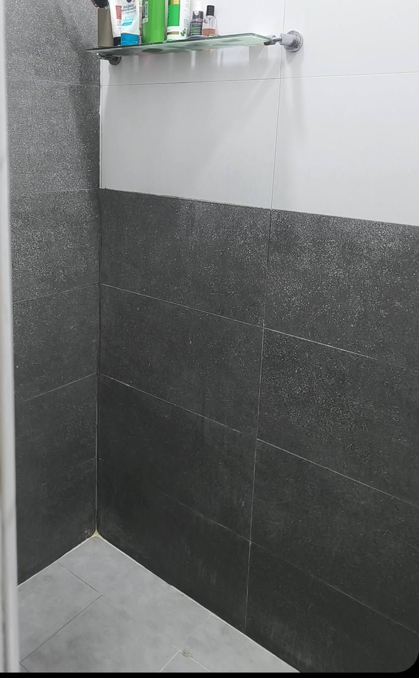 السلام عليكم
دار للبيع 
الموقع زوير الغربي جهة محطة وقود حمورابي الفرع المقابل لأسواق مارينا 
كهرباء - ماء - مجاري - تبليط 
طابو زراعي سند ٢٥ باسمي 
المساحة ١٠٧ متر مربع 
الواجهة ٦.٥ م 
النزال ١٦.٥ م 
غرفة - استقبال - هول - مطبخ - صحيات داخلية - صحيات خارجية - بيتونه ـ مناور عدد ٢ 
سطح عدد ٢ 
للاستفسار الاتصال على الرقم ( واتساب ) ***********
