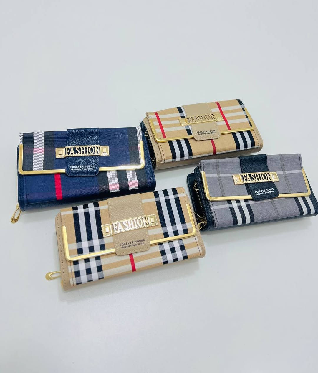 ، هذه المحافظ هي من نوع جزادين أو محافظ نسائية طويلة، وتتميز بتصميم مزين بنقشة مربعات كلاسيكية (تشبه أسلوب بربري) مع لمسات معدنية.
تفاصيل المنتج
الماركة المذكورة: يظهر على المحافظ ملصق يحمل اسم "Forever Young" مع عبارة "Originally from China" [الصورة الأصلية].
التصميم: تتوفر بألوان متعددة مثل البيج، الكحلي، والرمادي، مع شريط أحمر وأسود وتفاصيل معدنية ذهبية بكلمة "FASHION".
المميزات الشائعة: غالباً ما تحتوي هذه المحافظ على عدة جيوب للنقود، وفتحات للبطاقات، وسحاب للعملات المعدنية، وتصنف كـ "بورتيفيه" أو محفظة كاجوال. 

للحجز والاستفسار راسلينا خاص �
#جنط_نسائية #اكسبلور_العراق #تفاعل #عناية #جمال #بنات #اكسبلورexplore 
#فيسبوك_العراق #بنت_عراقية #مكياج #fyppppppppppppppppppppppp


**إذا كنت صاحب هذا الإعلان وتريد حذفه لأي سبب، رجاءا أرسل رسالة إلى الدعم الفني**