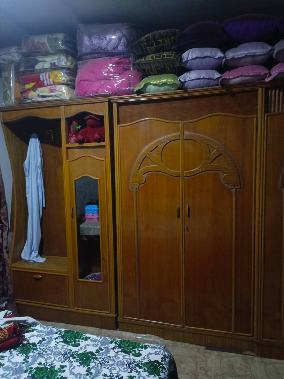 سلام عليكم غرفه نوم للبيع غرفه تسكام مو سوكي تسكام غرفه نضيفه حيل سعر 700 وبيه مجال مكان بابل شراي يتصل ***********
