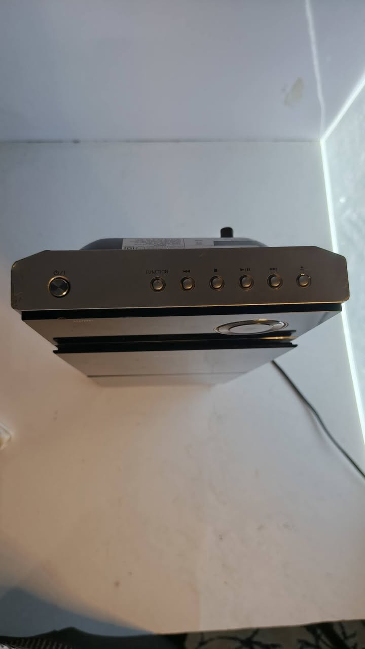 SAMSUNG 🇰🇷 (SLIM DVD CINEMA SYSTEM)
الجهاز شغال كامل لكن العدسة ضعيفة ماتقرأ والباب يفتح وينسد بس ينرادله دفعة بدون ريموت الازرار كلها شغالة 
بيه كم طخة مأشر عليها بالصور ما تضر شي 
الجهاز نضيف وسعره حلاوة طبعا 
فقط 25 الف ومتوفر توصيل لجميع انحاء العراق ✨
. 
. 
. 
النوع: مسرح منزلي (Home Theater)
النظام الصوتي: 2.1 قناة (سماعتين + صب ووفر)
القدرة الصوتية الكلية: حوالي 800 واط (PMPO) (القوة الفعلية أقل)
تصميم نحيف (Slim Design)
مشغل أقراص: DVD
يدعم:
DVD / DVD±R / DVD±RW
CD / CD-R / CD-RW
صيغ الفيديو:
AVI
MPEG
DivX
صيغ الصوت:
MP3
WMA
تقنية USB Direct Play (تشغيل مباشر من الفلاش)
دعم Dolby Digital
تحكم عن بعد (ريموت)
راديو FM


**إذا كنت صاحب هذا الإعلان وتريد حذفه لأي سبب، رجاءا أرسل رسالة إلى الدعم الفني**