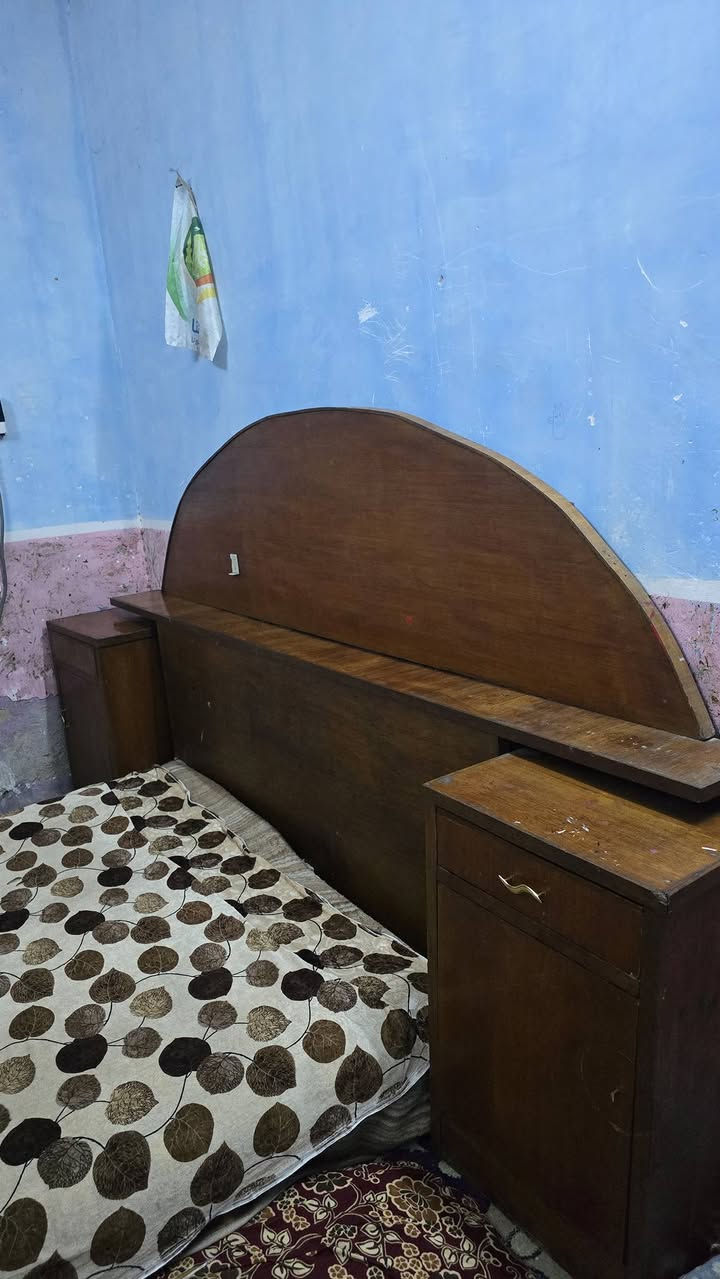 السلام عليكم غراض بيت للبيع غرفة اخشاب صاج خمسة ملحق نضيفة + ثلاجة بيكو حجم كبير شغالة نضيفة جداً+ مولد جديد تشغيل سلف + صوبة صولون نضيفة جداً.... السعر 650 الف قفل رقم الهاتف 📱 ***********
