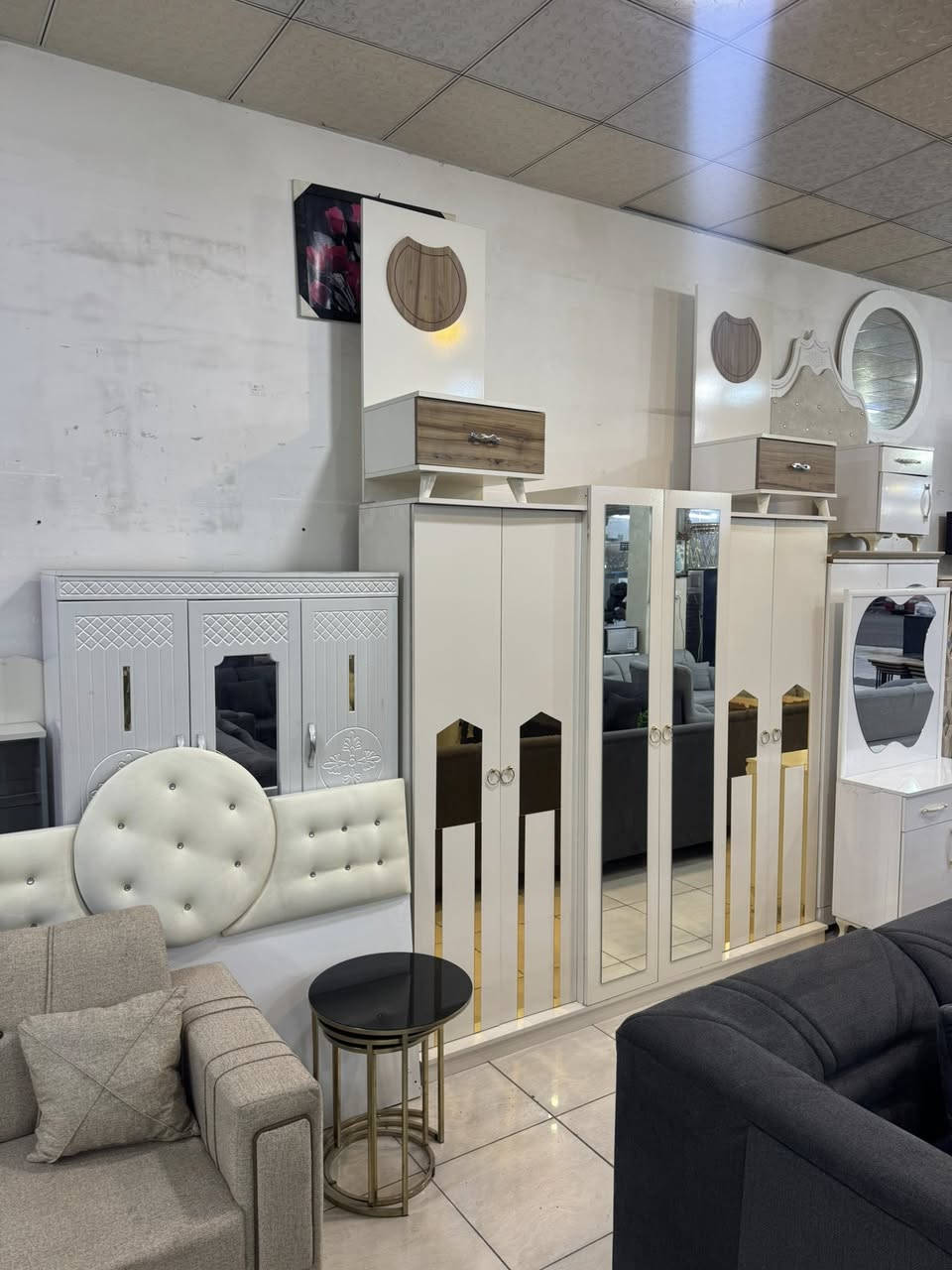 يتوفر جميع الاثاث بيع وشراء وتبديل 
العنوان اربيل سايدين بنصلاوة فرمانبران 
مقابل سوق الخضراوات 
يتوفر نقل داخل وخارج اربيل 
الاستفسار *********** واتساب
