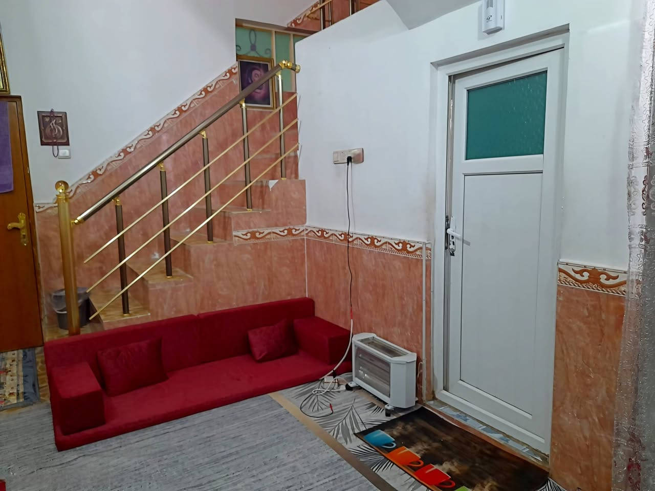 مرحبا
بيت مساحته 100 متر للبيع يتكون من طابق ونصف
الطابق الارضي غرفة ومطبخ وصالة واستقبال وصحيات خارجية وداخلية
الطابق الثاني يتكون من غرفة سويت
العنوان حي ابو طالب شارع مطعم ليالي الفرات
مقابل دور القضاة
للتواصل *********** متواجد عالواتساب أيضاً