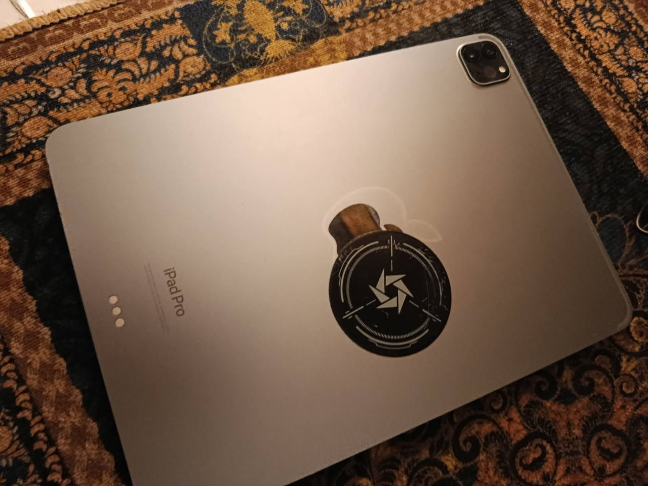 ايباد 11/M2
كارتونه وشاحنه موجودات
الجهاز كلشي مامبدل بي 
نروح اني وياك للفحص تفحص تقتنع ياله تطيني فلوسه 
***********
السعر 700 وبي مجال
