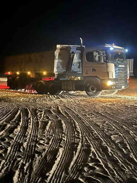 السلام عليكم سكانيا سكس بلادي 2002 مكينة 420 انجكتر تخم تاير راس وعربانة ماموت عمل 3 دناكير 32 متر رقم مثنى قلاب سيارة جاهزة للعمل للاتصال : ***********
