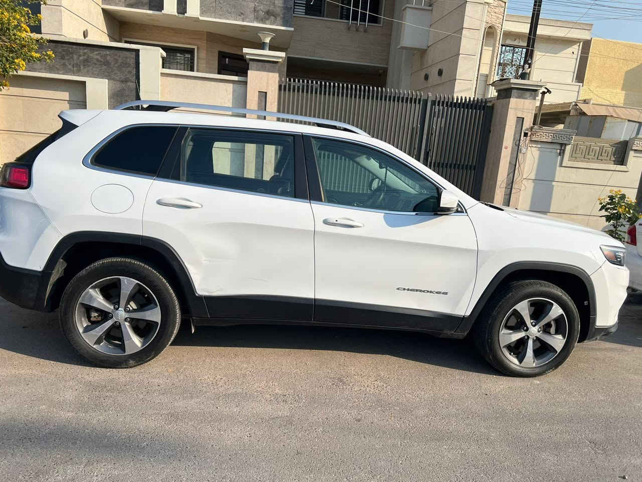 السلام عليكم اخوان 
للبيع فقط
جيب شيروكي موديل 19 فول موصفات                 
السياره بدون حادث كلين ..بدون ايرباك 
ماشية 60 الف كيلو جدااا نظيفة وبلادية
صار بيهه هنا حادث بسيط جاملغ وباب.تصلح على گدهن وانضربن فابلون.
 بجم كبس والباقي مكفول .
مواصفاتهه فول الفول 
اولا مكينة 6 سلندر 3600 
1..شاشة كار بلي وكامرة دوارة 
2..كروز سرعه تحكم 4 جهات مع شفتات ستيرن ..
3.. تبريد قطعتين 
4..كشنات جلد كهرباء تدفئة تبريد ميموري خزن  
5..رادار امامي جانبي خلفي ..
6..هاندبريك كهربائي .
7.. تشغيل عن بعد 
8..مانع انحدار 
9.. اوتو ستوب
10..بانوراما 

السعر 156 
ملاحظة ..السيارة مطلوبه فرق كمرك بسيط ينخصم من السعر النهائي ..
للاتصال *********** مكانهه بغداد نفق الشرطة او المنصور
