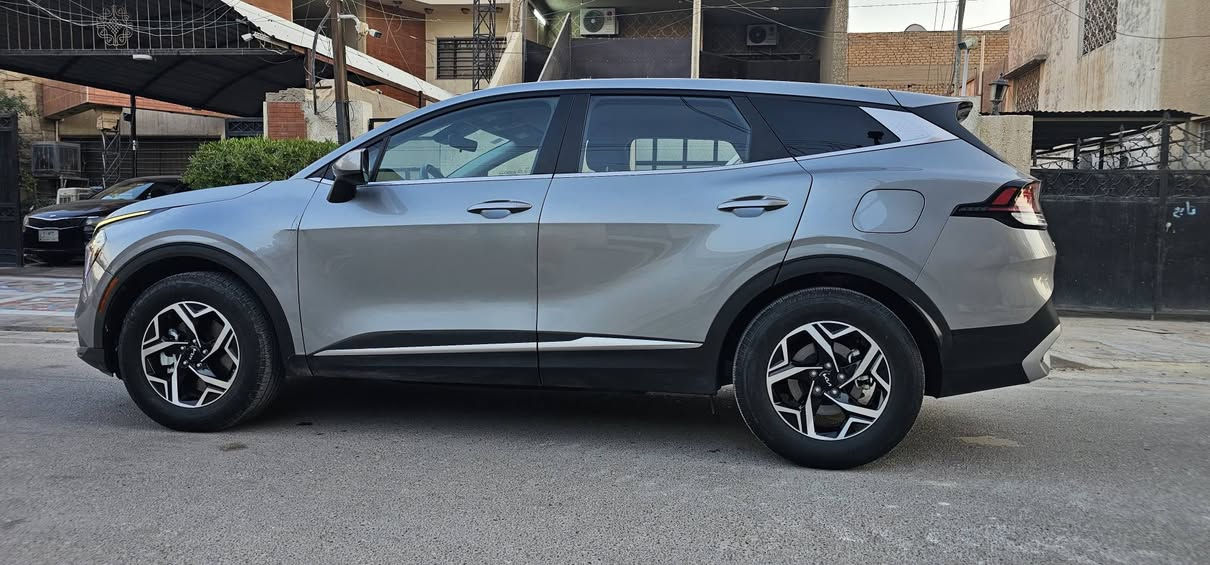 بورتاج 2023 LX  وارد امريكي لون رصاصي مواصفات عادية.
السيارة بحالة ممتازة ومابيها اي نقص.
السيارة بدون لا صبغ ولا تبديل اي قطع
 بيها بارد الجاملغ الامامي الايسر و البند فقط.
بيها ايرباك ستيرن و دشبول فقط
ماشية 49.000 KM .
مكان السيارة بغداد حي الجامعة  نفق الشرطة .
للتواصل :-  ***********.
