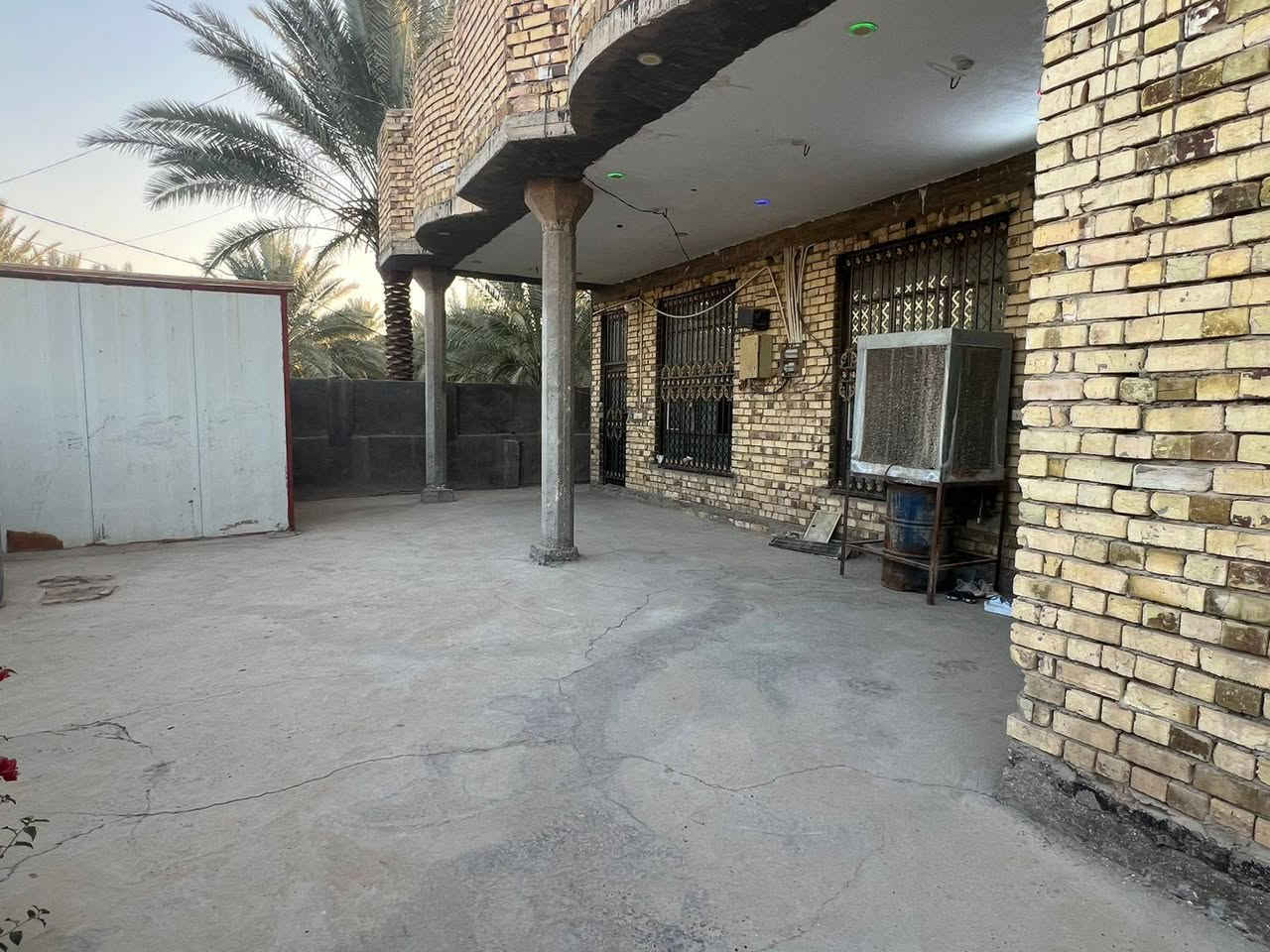 السلام عليكم  الموقع العلاك قرب سيطرة الباشيه خلف محطة ```العلاك``` على شارع تبليط مباشر
بيت للبيع مساحه650 متر 
واجه 30 
بيه ثلاث غرف وصالتين طول بعرض 
بيه مطبخ +مجمع صحيات داخل وخارج 
بيه طابق الثاني غرفه +مجمع صحيات. 
السطح فرشي 
بيه مضيف 10امتار +طارمه +حديقه خارج 
بيت حلو ومرتب وبل على عافيه على ياخذه سنة البناء 2020 
الاستفسار ***********
