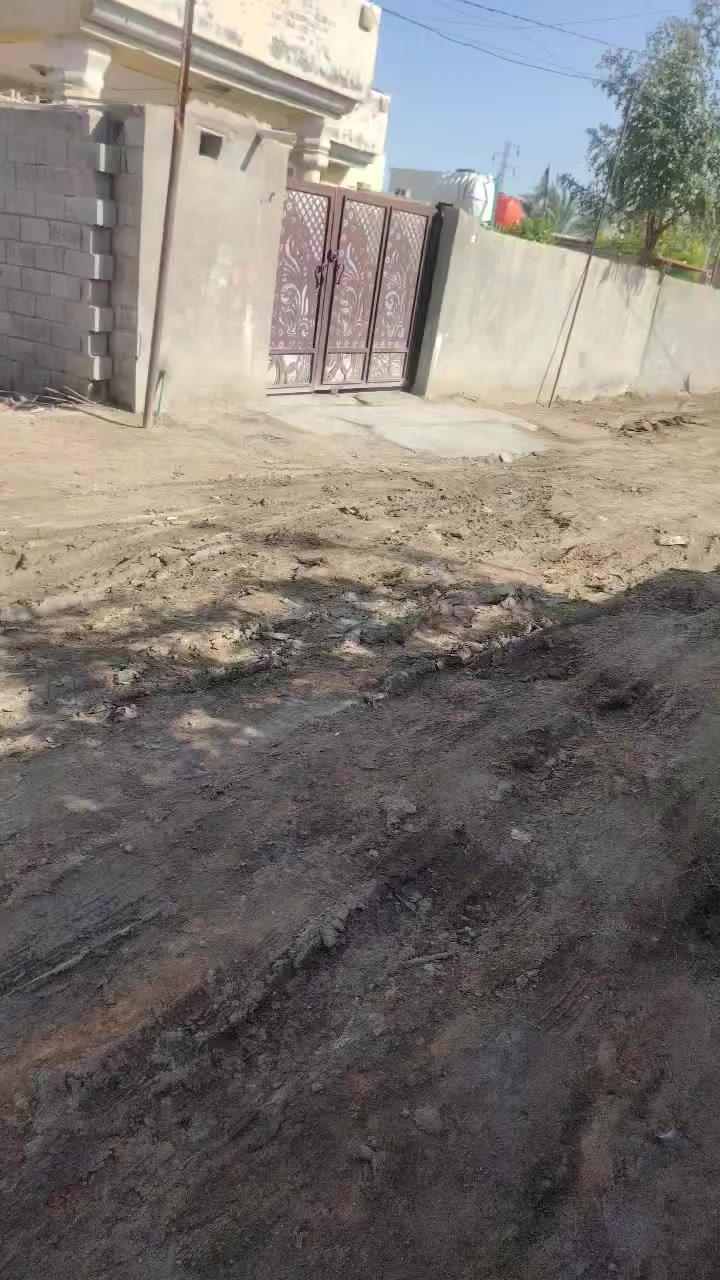 بيت حي رشيد مساحه ٢٥٠م من جهة نهر شارع اخير داخل فرع بناء بلوك يتكون من مضيف غرفتين نوم وهول مطبخ وحمام وصحيات اتصال على رقم ***********مراجعه مكتب مسعودي
