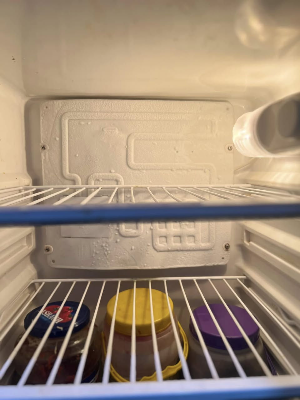 ثلاجه للبيع مستعمله مكاني سوق الشيوخ ***********
