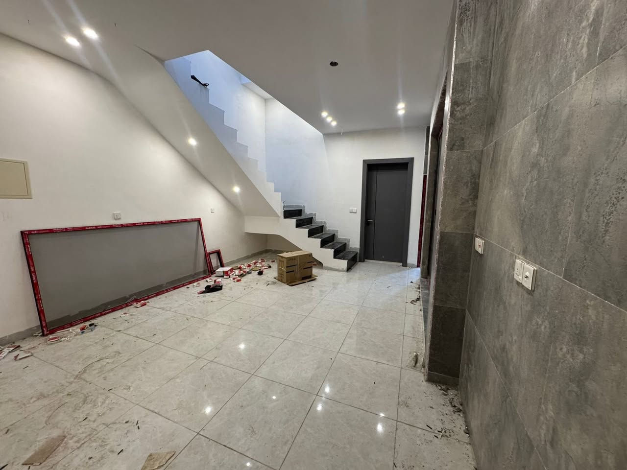 السلام عليكم 

دار للبيع 120م في حي الجهاد منطقه الأساتذة 
خلف اربع شوارع مباشر كما واضح في الصورة 

/علئ شارع 15متر رصيف 4متر 

الدار يحتوي على 3طوابق 

تسليم مفتاح كأمل  

مساحه 120متر

(واجهه6متر  20 متر ) 

الطابق الاول يحتوي على/كراج /صاله /مطبخ و مطبخ حار / هول داخلي كبير / شلال داخلي/ غرف نوم /  صحيات/ مناور خلفي 

الطابق  الثاني يحتوي على/ غرف نوم عدد(2سويت )مفصوله 

الطابق الثالث  يحتوي على/ غرف نوم كبيرة/ مطبخ 
صحيات/ سطح امامي 

واجهه بورسلين إسباني 
ارضيه مرمر 
سيراميك المطبخ  وحمام ألواح  هندي تصفير 

استفسار اتصال 
***********
