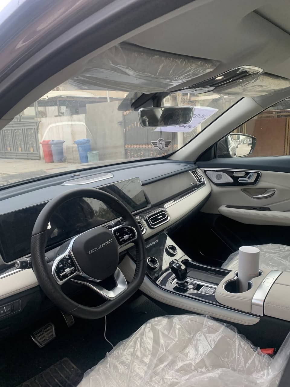 🔴 السعر : اتصال ***********
سيارة سوئيست S07 1.6L PREMIUM.   2026.     5
نظرة عامة:
سيارة سوئيست S07 1.6L PREMIUM موديل 2026 (مواصفات خليجية) هي SUV عائلية بثلاثة صفوف تتسع لـ7 ركاب، مقدمة من شركة آفاق الخليج للوكالات التجارية، الوكيل الرسمي في العراق. تجمع بين الأداء القوي، التقنيات المتطورة، والراحة الفاخرة.
المواصفات الفنية:  
المحرك: 1.6 لتر تيربو، 4 أسطوانات، 197 حصان، عزم 290 نيوتن-متر.  
ناقل الحركة: أوتوماتيكي دبل كلاتش 7 سرعات.  
استهلاك الوقود: 8 لتر/100 كم.  
العداد: 1800 كم.  
الضمان: 6 سنوات/200,000 كم (أساسي)، 10 سنوات/مليون كم (محرك للمالك الأول).
المميزات الرئيسية:  
تصميم عصري: إطارات 20 إنش، فتحة سقف بانوراما، إضاءة LED أوتوماتيكية.  
تقنيات ذكية: شاشة 24.6 إنش، كاميرات 540 درجة، قيادة شبه ذاتية، رادار تفاعلي.  
أنظمة أمان: تحذير التصادم، كبح طوارئ، مراقبة النقاط العمياء، 6 وسائد هوائية.  
راحة فاخرة: مقاعد جلدية كهربائية (السائق مبرد)، تكييف ثلاثي المناطق، ثلاجة مدمجة.
